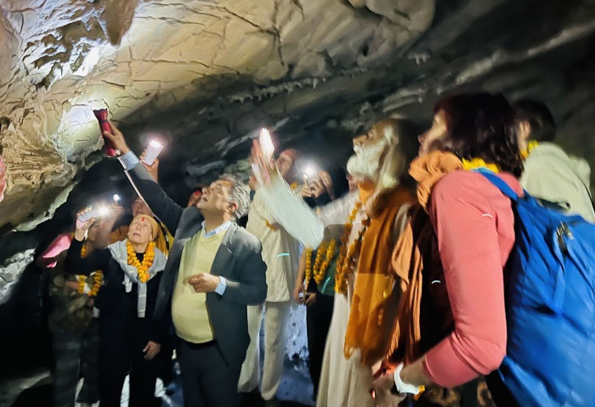 धुर्कोटको ‘विचित्र गुफा’मा विदेशी पर्यटक